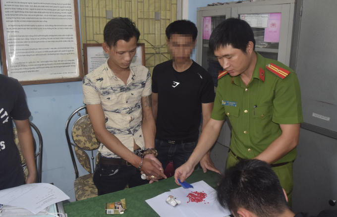 Việt bị Công an bắt giữ vì có hành vi tàng trữ 200 viên ma tuý tổng hợp..
