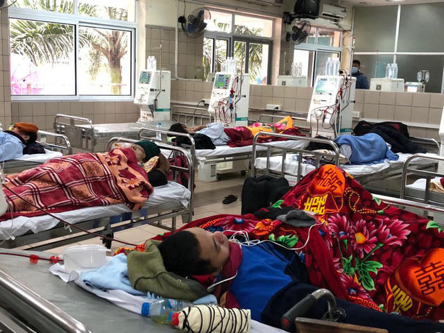 C&aacute;c bệnh nh&acirc;n chạy thận ng&agrave;y 28 Tết sẽ c&oacute; lịch chạy v&agrave;o đ&ecirc;m 30 Tết v&agrave; ng&agrave;y m&ugrave;ng 2 Tết. C&aacute;c ca ng&agrave;y lẻ cũng k&iacute;n lịch với hơn 300 ca chạy thận mỗi ng&agrave;y.