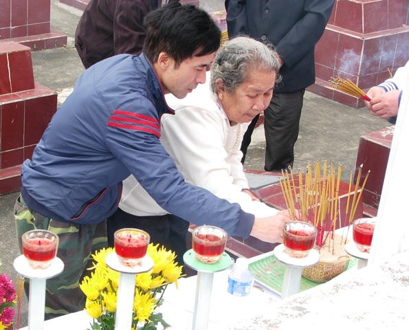 Cựu binh L&ecirc; Hữu Thảo c&ugrave;ng mẹ Hồ Thị Đức (Mẹ của Anh hùng Tr&acirc;̀n Văn Phương) d&acirc;ng hương tưởng nhớ c&aacute;c liệt sỹ.
