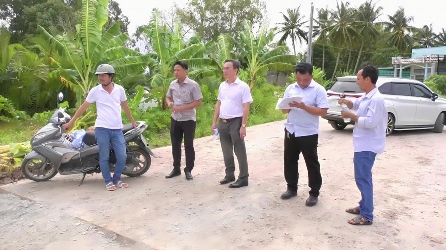 Ông Trần Anh Thi - Chủ tịch UBND huyện Vĩnh Lợi, kiểm tra tiến độ công trình xây dựng cơ bản trên địa bàn xã Hưng Hội.