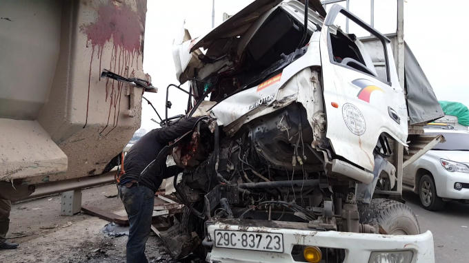 Hình ảnh chiếc xe tải bẹp rúm sau khi tông vào xe đi trước.