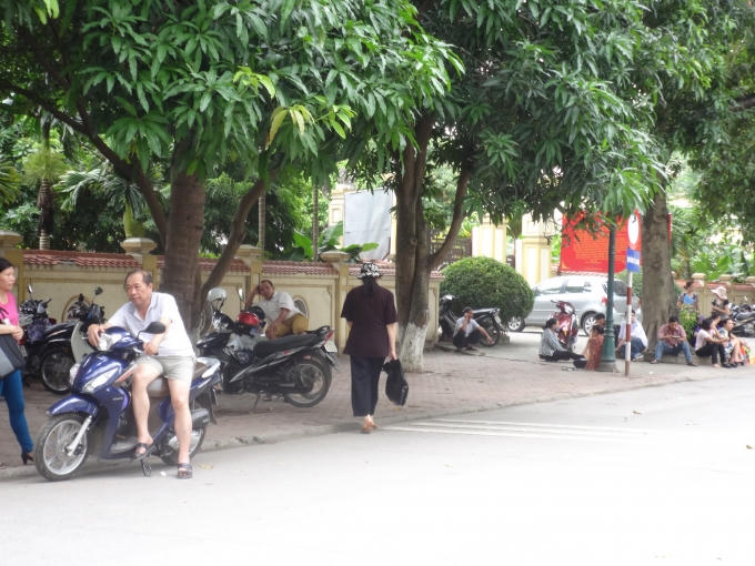 Phụ huynh chờ đợi con đi thi.