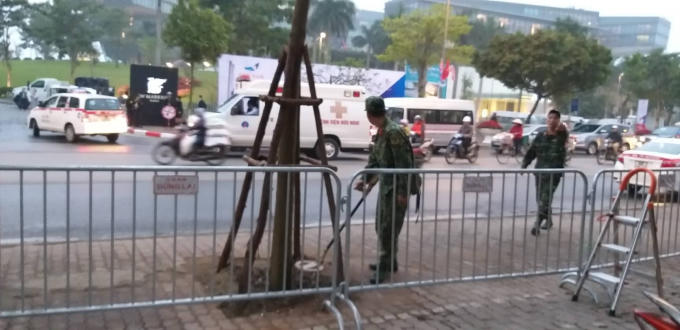 Đội công binh dò mìn, kiểm tra an ninh.