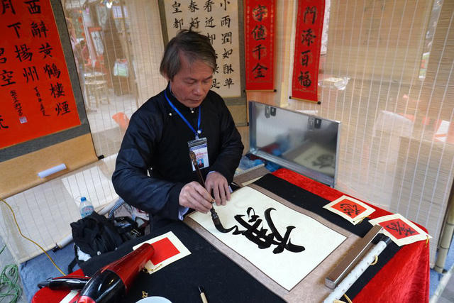 "Ông đồ" Lê Mạnh Nhanh mải mê với chữ "Khang" với ý nghĩa khỏe mạnh, an khang thịnh vượng.