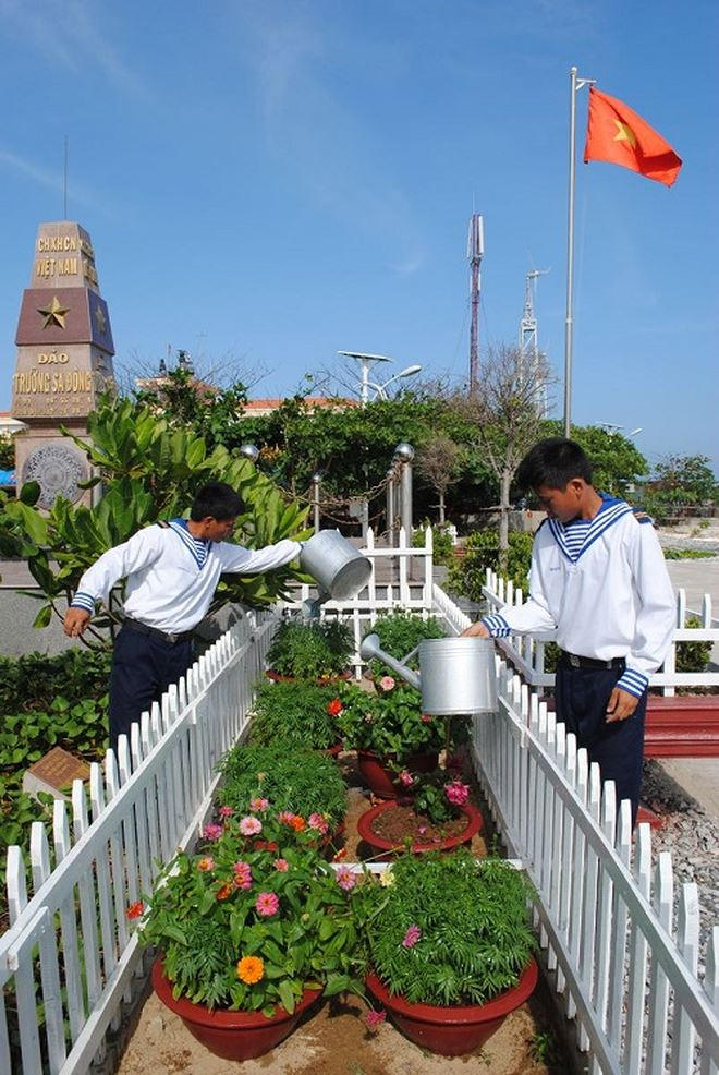 Chăm sóc vườn hoa trên đảo Trường Sa Đông