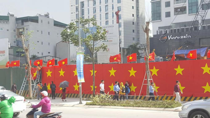 Một đoạn đường đã được trang hoàng bằng cở đỏ sao vàng.