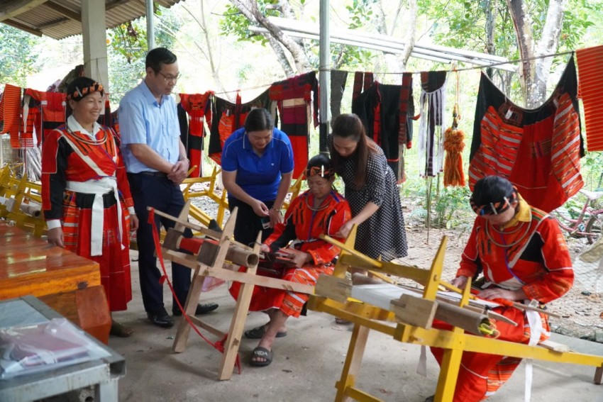 Đến xã Tân Trịnh, du khách sẽ được tham quan Hợp tác xã dệt thổ cẩm Pà Thẻn thôn My Bắc, xã Tân Trịnh.