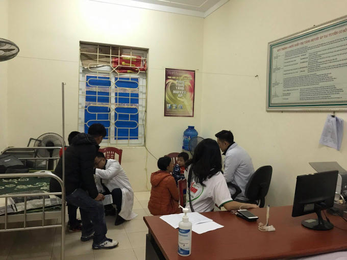 Bác sỹ khám tiết niệu cho trẻ em