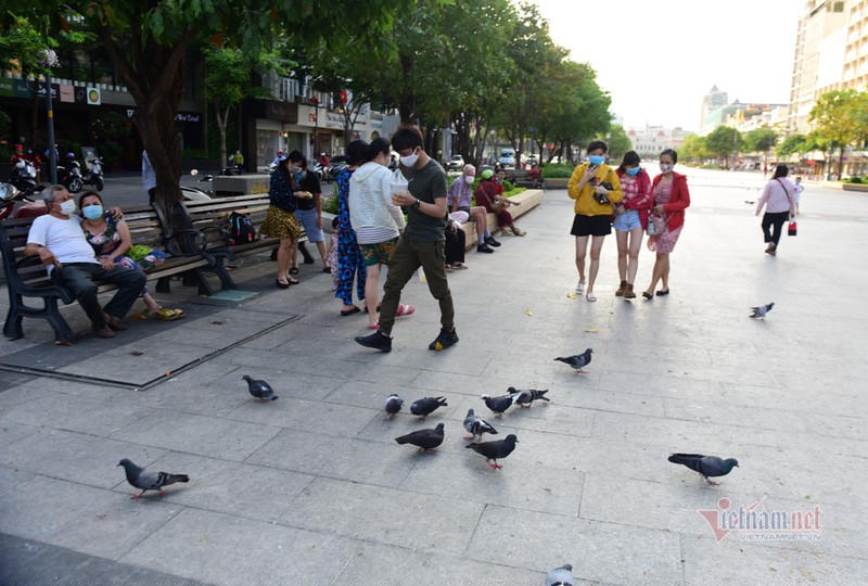 Tuy nhiên, một số điểm vui chơi công cộng, vẫn có tình trạng tập trung đông người, không đeo khẩu trang của người dân.