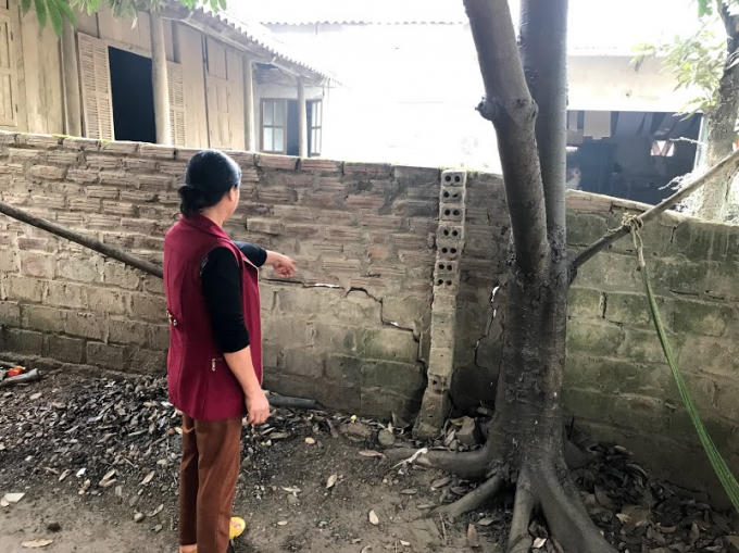 Tường rào ngăn cách 2 ngôi nhà bị vỡ lở, có thể đổ sập bất kỳ lúc nào.