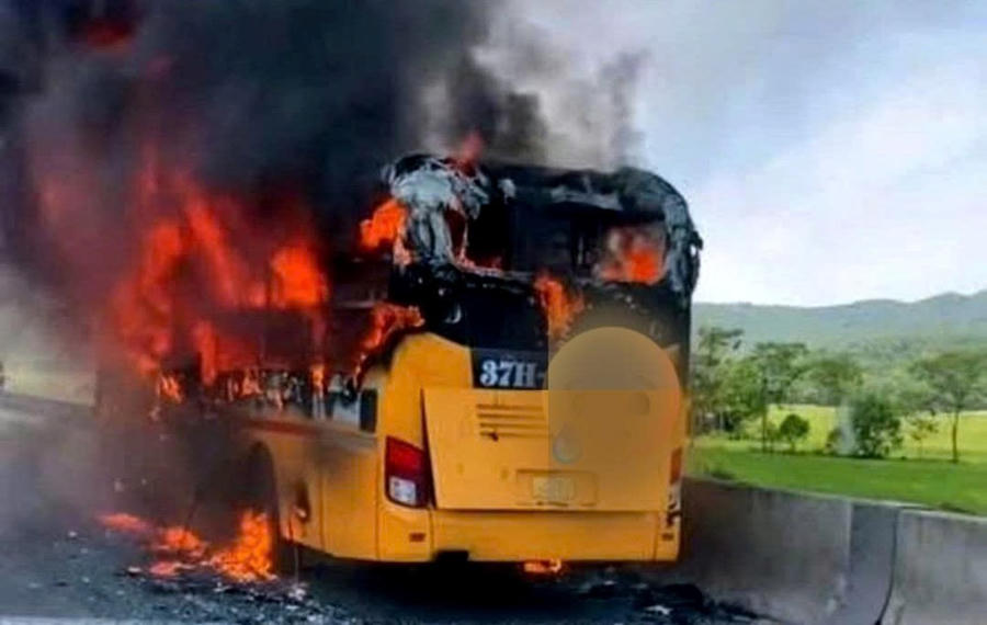 Xe khách giường nằm bị cháy rụi.