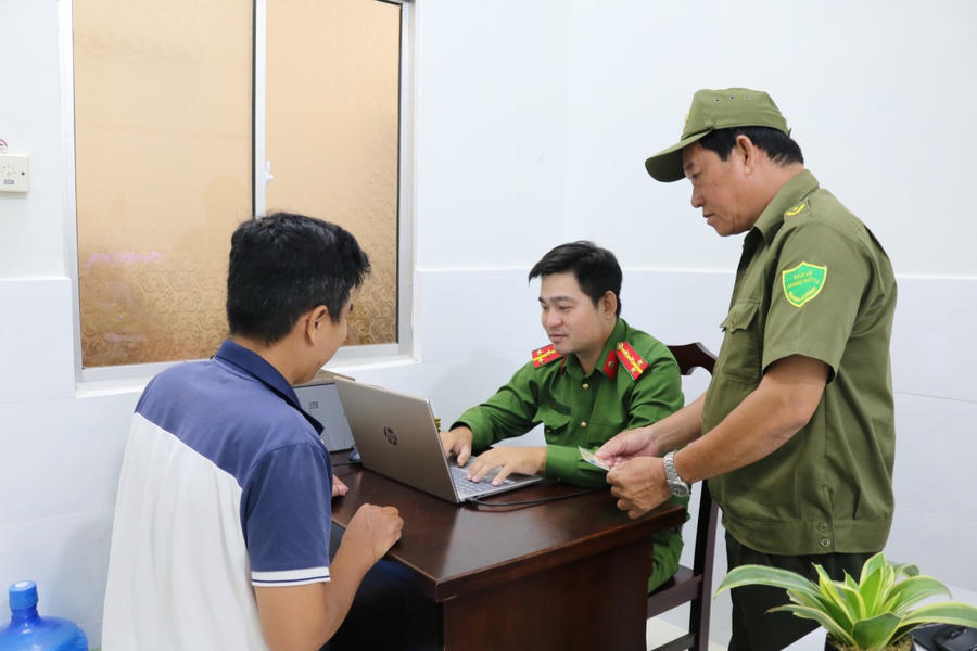 Người dân đồng thuận, tự nguyện đến trụ sở Công an phường Vĩnh Trạch cung cấp, đối chiếu thông tin đăng ký phương tiện và giấy phép lái xe.