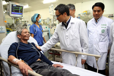 Phó Thủ tướng Vũ Đức Đam, Chủ tịch UBND TP. Hà Nội Nguyễn Đức Chung thăm hỏi bệnh nhân đang điều trị tại Khoa Cấp cứu (BV Bạch Mai). Ảnh: VGP/Đình Nam