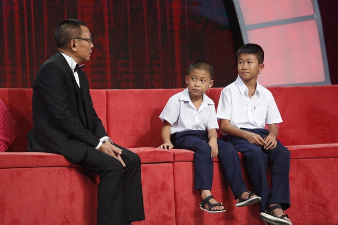 Hai anh em đến từ Khánh Hòa gây thích thú với tài năng chơi nhạc cụ .