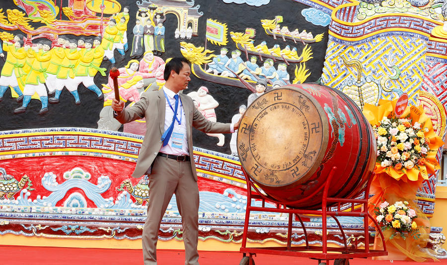 Đồng chĩ Bùi Văn Nhơn - Phó Bí thư Đảng ủy, Chủ tịch UBND xã Vạn Ninh gióng trống khai hội Lễ hội đình Vạn Ninh