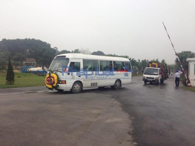 13h20 đoàn tang lễ đưa linh cữu của nhạc sĩ Thanh Tùng tiến về khu công viên nghĩa trang Vĩnh hằng thiên Đức.