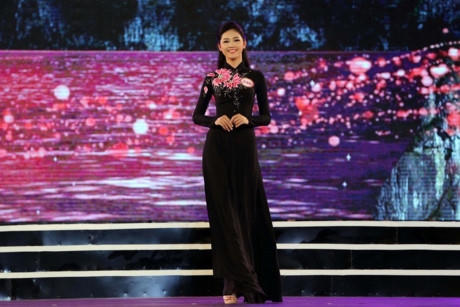 Thanh Tú duyên dáng trong tà áo dài dân tộc.