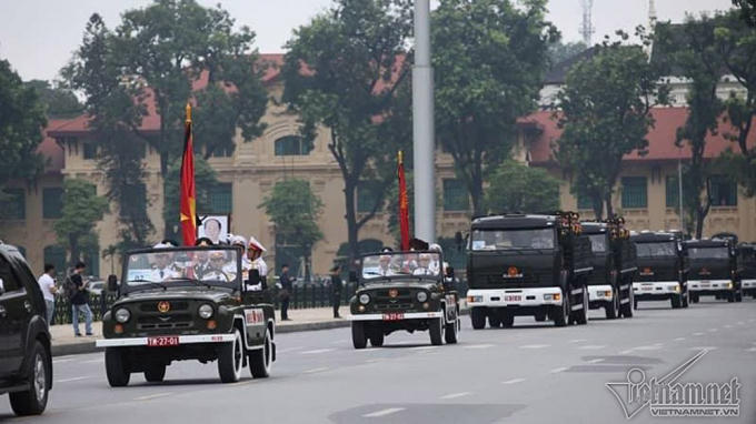 Đoàn linh xa đi qua Lăng Bác. Ảnh: Lê Anh Dũng