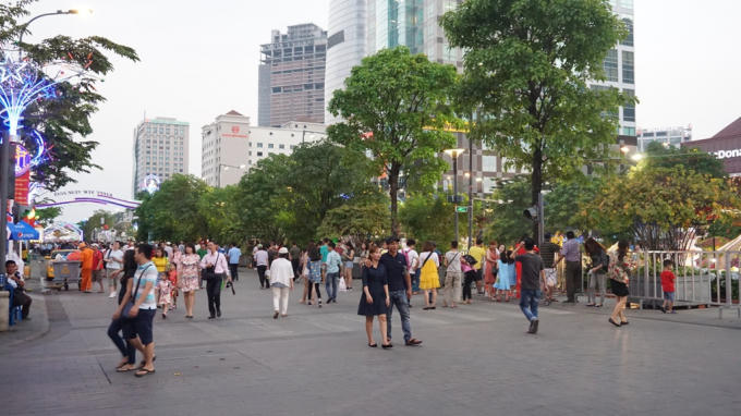 Đường hoa thu hút đông đảo khách thăm quan.