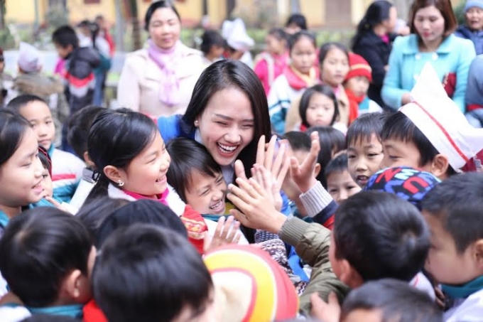 Sự hòa đồng nhiệt tình của Thùy Anh khiến các em nhỏ ai cũng quý mến