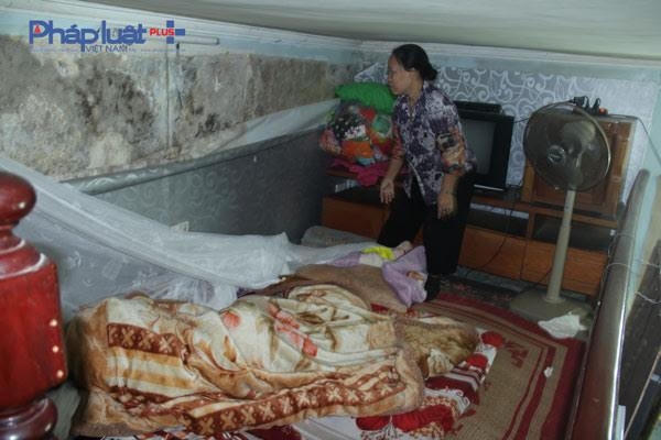 7 người nhà bà Hạnh phải nằm trên căn gác nhỏ khoảng 5m2 ẩm mốc, hôi hám này.