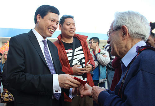 Chủ tịch Quảng Ninh chúc Tết và lì xì cho du khách.