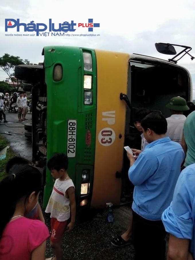 Xe buýt lật nghiêng sang vệ đường, khiến cho khoảng 20 hành khách trên xe bị thương.