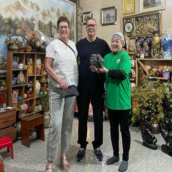 Du khách nước ngoài đến tham quan và mua sản phẩm điêu khắc than đá tại Xưởng mỹ nghệ than đá Quyết Bình.