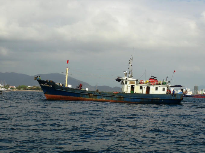 Tàu vỏ thép BĐ 99999-TS được lai dắt vào cảng Nha Trang an toàn.