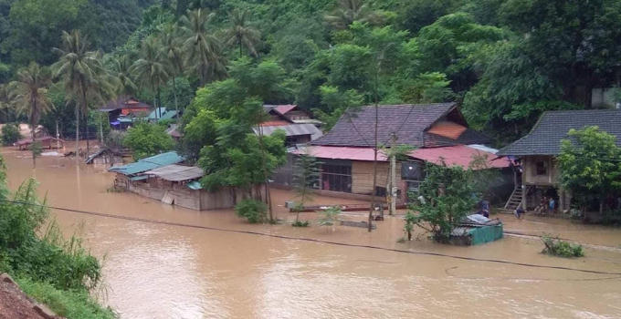 Nhiều bản làng bị nhấn chìm trong nước lũ.