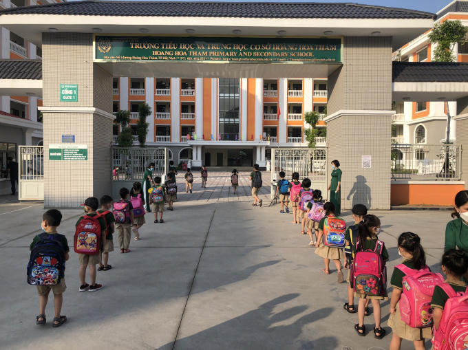 Các em học sinh đến trường học trực tiếp tại Trường Tiểu học và Trung học Cơ Sở Hoàng Hoa Thám (TP Bắc Ninh).