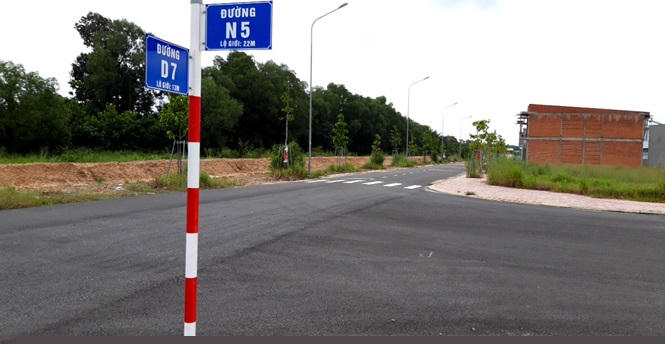 7551m2 đất công chưa đượcu giao đất nhưng Cty CP đầu tư và phát triển Thuận Lợi đã làm lụi bằng cách  phân lô bán nền.