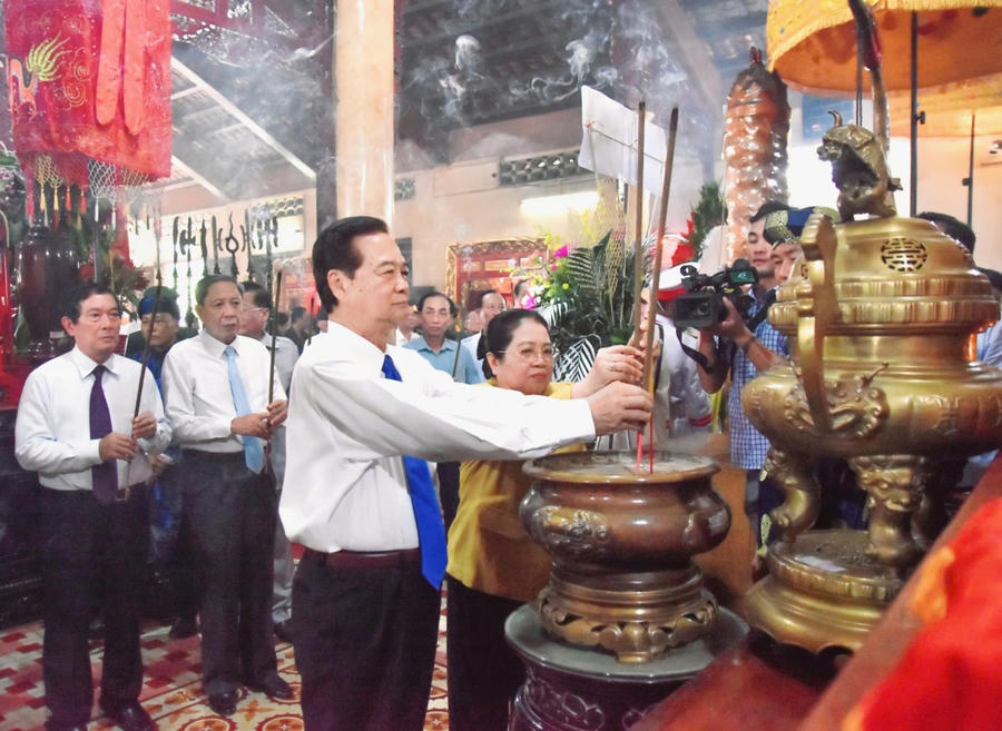 Nguyên Thủ tướng Nguyễn Tấn Dũng và phu nhân thành kính dâng hương tưởng nhớ, tri ân Anh hùng Nguyễn Trung Trực.