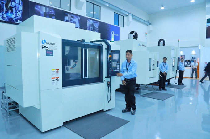 Phòng trưng bày kỹ thuật với máy móc hiện đại.