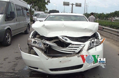 Ô tô 4 chỗ hiệu Camry hư hỏng