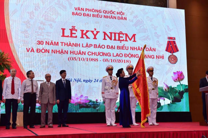 Bà Nguyễn Thị Kim Ngân - Ủy viên Bộ Chính trị, Chủ tịch Quốc hội trao Huân chương Lao động hạng Nhì cho Báo Đại biểu Nhân dân.