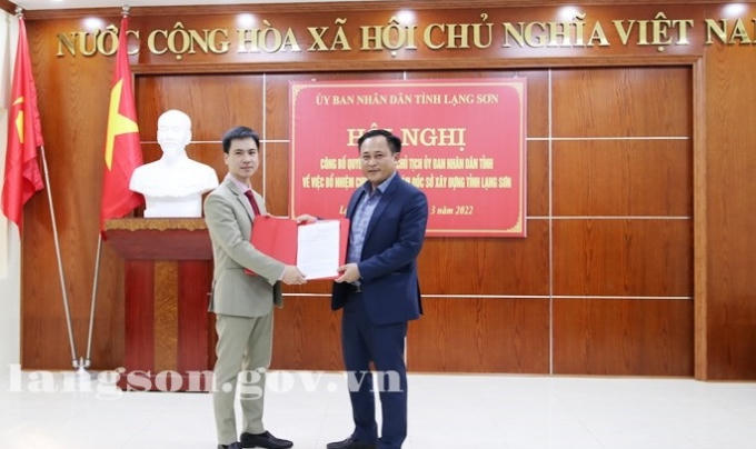 Đồng chí Lương Trọng Quỳnh, Phó Chủ tịch UBND tỉnh trao Quyết định bổ nhiệm cho ông Hà Minh Anh