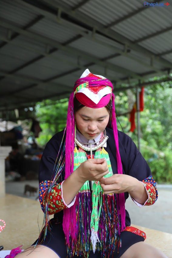 Chị Choỏng Thị Hoa chia sẻ, ngay từ khi còn nhỏ, chị đã được bà, mẹ dạy thêu. Vì vậy, khi lớn lên chị đã có thể thêu được những hoa văn trên bộ váy truyền thống của dân tộc Dao Thanh y và chuẩn bị cho mình một bộ váy thật đẹp khi về nhà chồng.