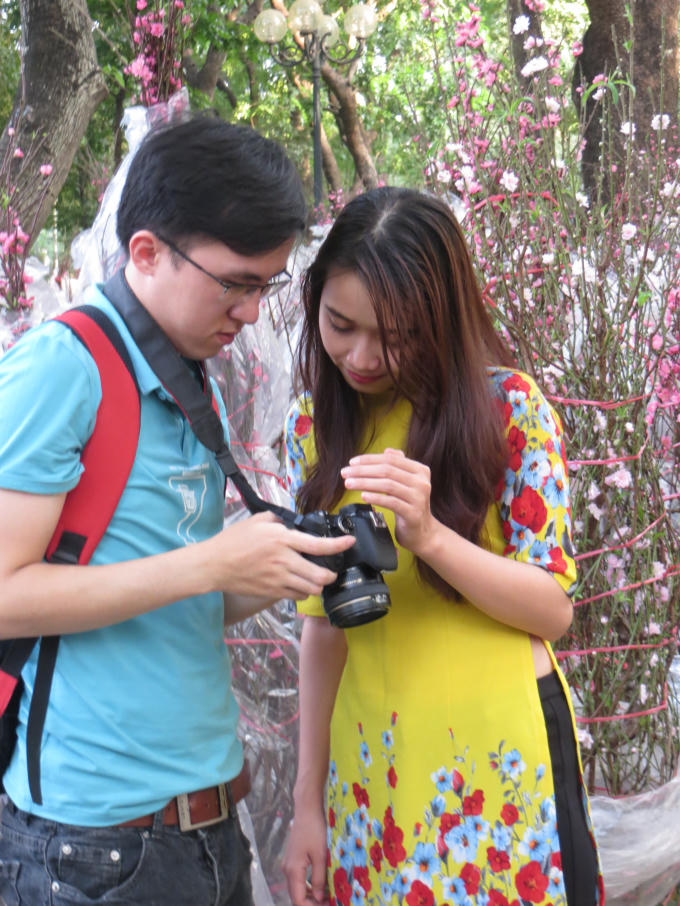 Nhân dịp này, nhiều bạn trẻ cũng chụp cho mình một bộ ảnh hình hoa xuân để đón tết.