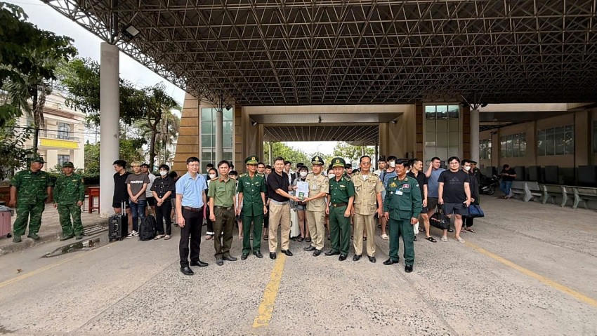 Đồn biên phòng cửa khẩu quốc tế Mộc Bài tiếp nhận công dân Việt Nam do phía Campuchia trao trả.