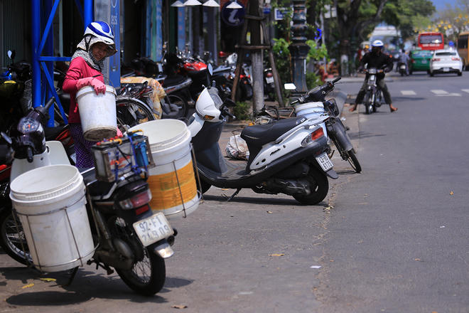 Tuy nhiên khi vắng bóng quy tắc đô thị, nhiều người lại để xe tràn xuống đường, bít hết lối của người đi bộ. Thậm chí còn có người chạy xe ngược chiều.