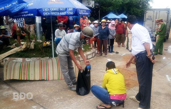 Hiện trường vụ tai nạn lúc 6h tại tuyến đường nông thôn vào khu dân cư mới thôn Phụng Sơn, xã Phước Sơn (Tuy Phước) .