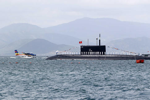 Thủ tướng Nguyễn Xu&acirc;n Ph&uacute;c dự lễ thượng cờ 2 t&agrave;u ngầm Kilo