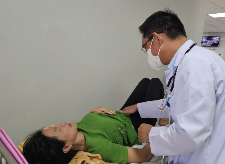 Một bệnh nhân nghi ngộ độc sau khi ăn bánh mì đang điều trị tại Bệnh viện Đa khoa Bà Rịa. Ảnh: Vietnamnet