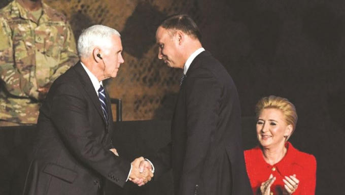 Phó Tổng thống Mỹ Mike Pence bắt tay Tổng thống Ba Lan Andrzej Duda.