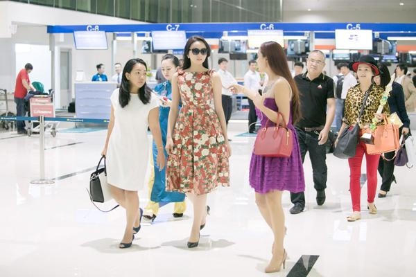 ...và để bố mẹ xách đồ đi đằng sau.