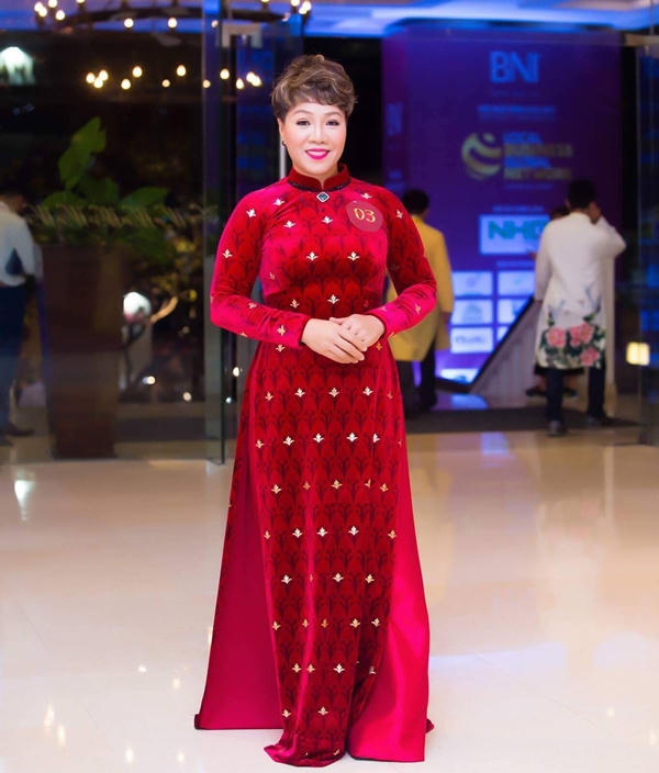 Doanh nhân, bác sĩ Bùi Tuyết Mai trong trang phục áo dài của NTK Đõ Trịnh Hoài Nam