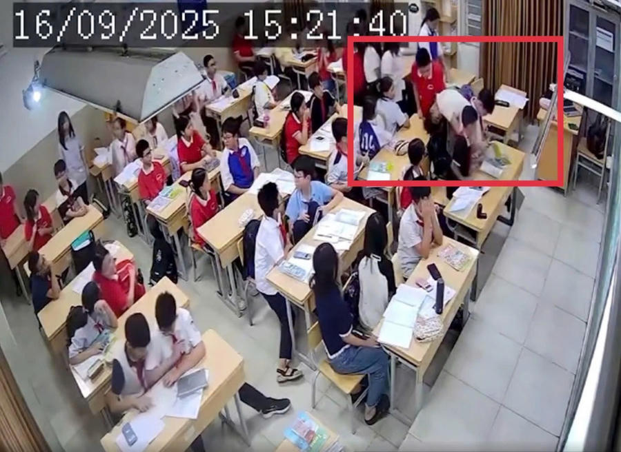 Ảnh cắt từ clip ghi lại cảnh học sinh lớp 7, Trường THCS Đại Kim, Hà Nội túm tóc, ấn đầu cô giáo trong lớp