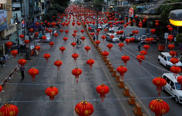 Đèn lồng giăng kín một tuyến phố của người Trung Quốc ở Myanmar trong những ngày năm hết, Tết đến (Ảnh: Reuters)