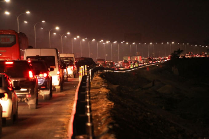 Nên chăng cần đưa ra quy định, chỉ cần phương tiện dồn thành hàng dài từ 1km trở lên là phải xả trạm? (Ảnh: Lê Thanh).